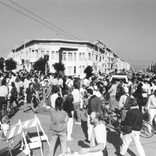 [Crowd of people at Marina district after Loma Prieta earthquake]