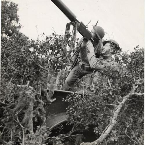 [Soldiers operating an anti-aircraft machine gun at the Presidio]