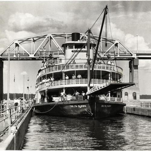 [River steamer "Delta Queen"]