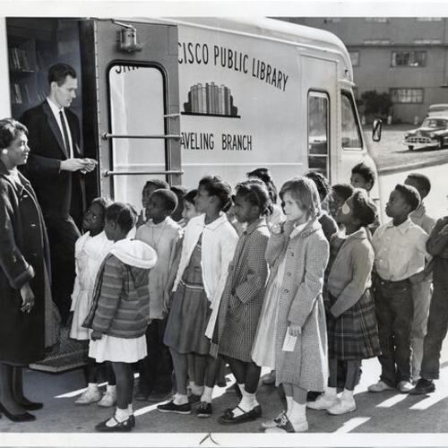 [James Reilly, teacher Mae Kay and a group of fourth graders with Library Bookmobile]