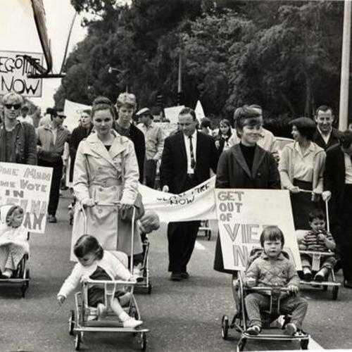 [Group of women pushing strollers lead protest against the Vietnam war]