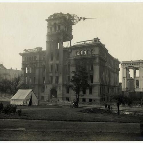 Hall of Justice in ruins at Portsmouth Square after the 1906 earthquake and fire