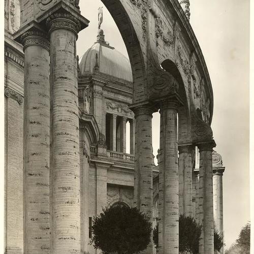 [Peristyle outside Festival Hall at the Panama-Pacific International Exposition]