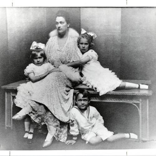 ["Alma Spreckels with little Alma, Dorothy and Adolph Jr."]
