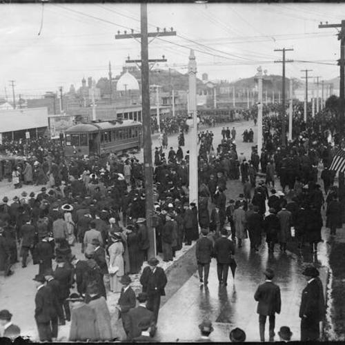 [Guests waiting to enter Panama-Pacific International Exposition]