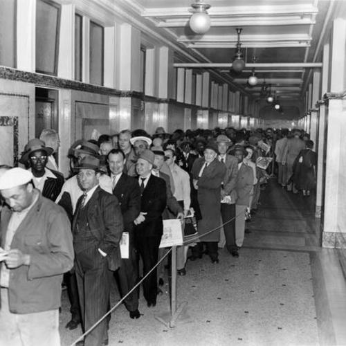 [Part of the crowd in the corridor leading to the courtroom just before Labor Leader Harry Bridges' hearing to revoke his bail got under way]