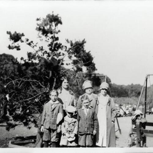 [Paul with his aunts, mother, brother and cousins at Fleishhacker Playground]