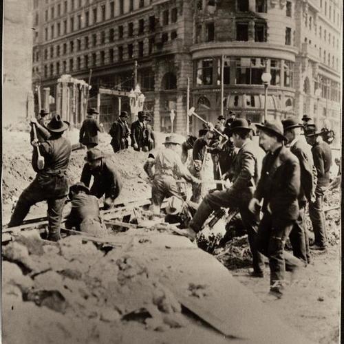 [Brick removal at Market and 5th Streets after the 1906 earthquake]