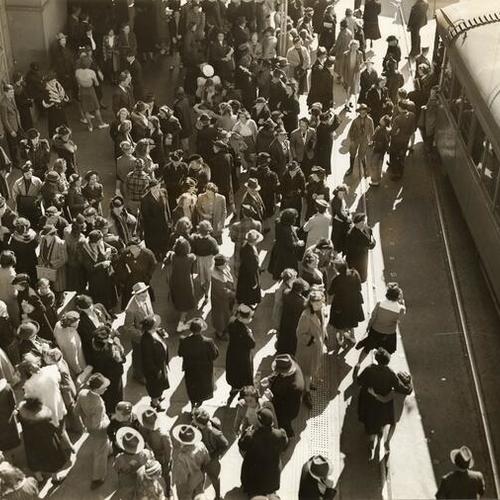 [Crowd of people at the Ferry Building on their way to Treasure Island for the Golden Gate International Exposition]