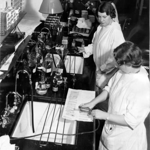 [Lorena Edrington and Winifred Bamford working in San Francisco's bacteriological laboratories]