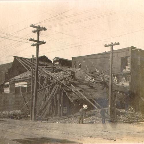 [Building damaged by earthquake at Fifteenth and Folsom streets]