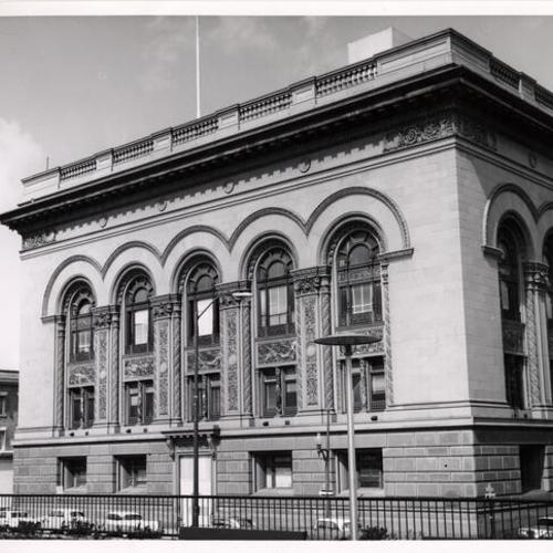 [Old Hall of Justice at the corner of Kearny and Merchant streets]