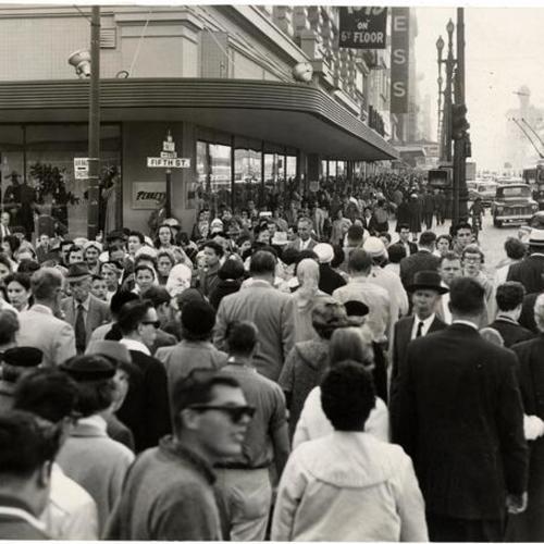 [Shopping crowds at Market and 5th streets]