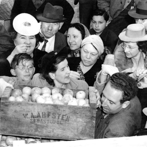 [Crowd of people buying apples at the Farmers' Market at Market and Duboce streets]