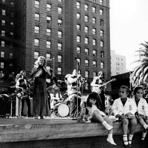 ["Gringo Band" perform in Union Square]