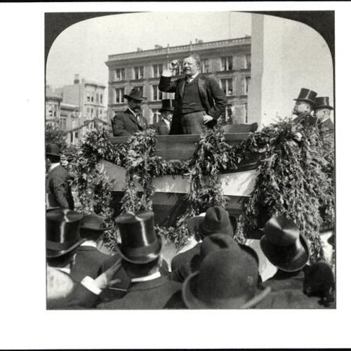 [President Teddy Roosevelt at the dedication of the Dewey Monument in Union Square]