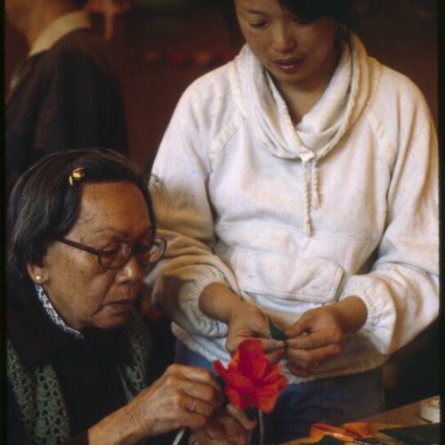 [Flower making with Chinese senior - Beverly Toyu]