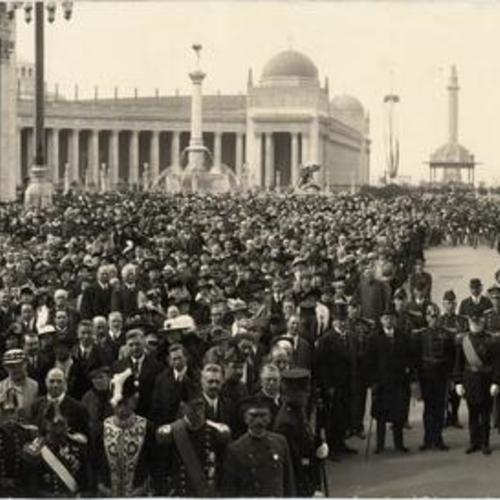[Crowd at Panama-Pacific International Exposition]