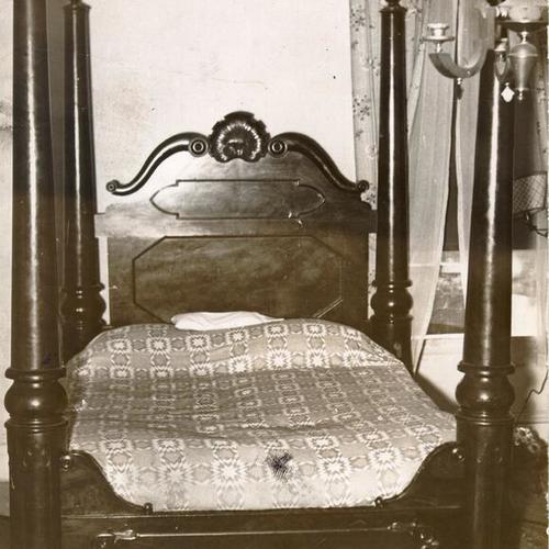 [Four-posted mahogany bed inside the Humphrey house, Chestnut and Hyde streets]