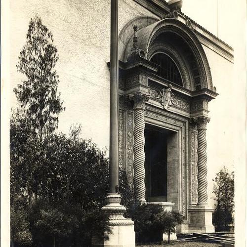 [Entrance to the Palace of Food Products at the Panama-Pacific International Exposition]