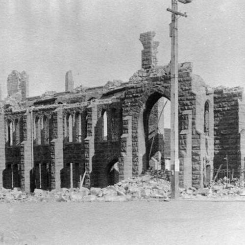 [Ruins of the Luke's Episcopal Church in 1906 after the earthquake]