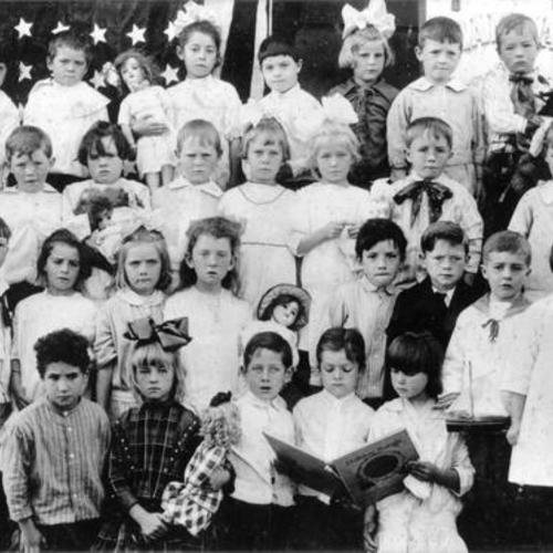 [Group photo of first grade class in Glen Park district]