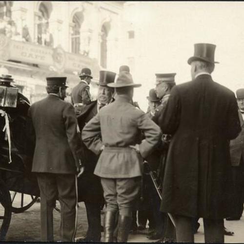 [President Taft arriving at Union League Club in San Francisco]