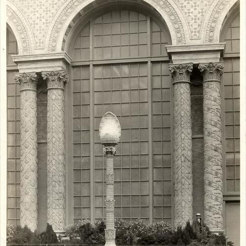 [Lighting standard in the Florentine Court at the Panama-Pacific International Exposition]