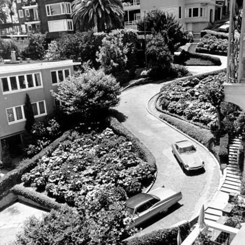 [Cars driving down crooked section of Lombard Street]