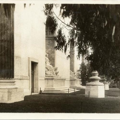 [Sculptures along the side of the Palace of Education at the Panama-Pacific International Exposition]