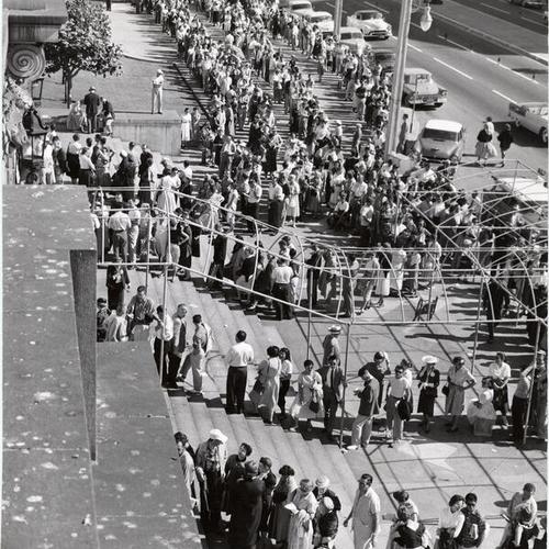[Crowds waiting to buy tickets for "My Fair Lady" at the San Francisco Opera House]