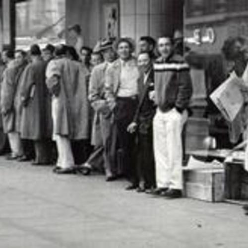 [Group of people lined up at Market and Stockton streets]