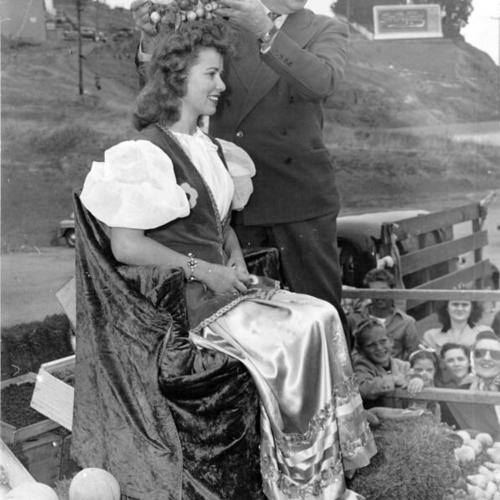[Betty Jean Phillips being crowned "Queen of the Farmers' Market Fiesta" by Frank Helbing]