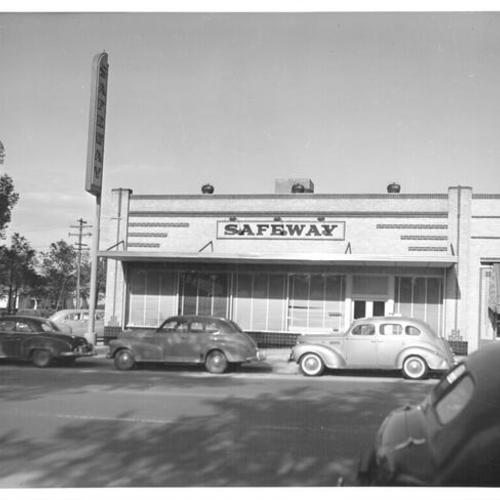 [Exterior of a Safeway grocery store]