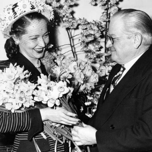 [Betty Batch bestowing flowers to mayor Elmer E. Robinson]