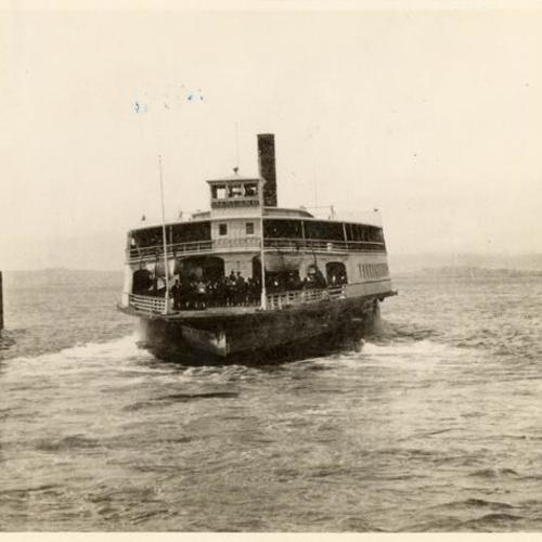 [Ferry steamer "Oakland" leaving Oakland Pier]