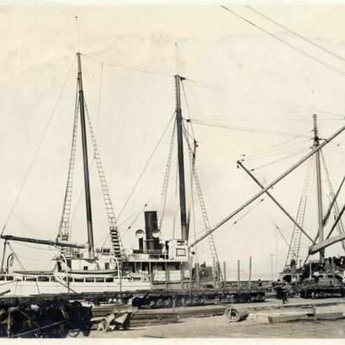 [Unloading of lumber for the Panama-Pacific International Exposition]