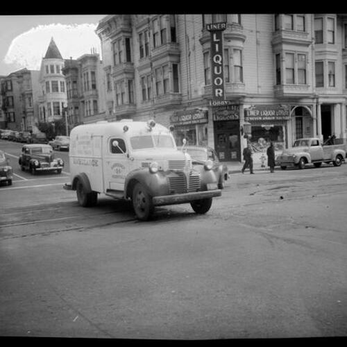 [Scene of an automobile accident on Fulton and Divisadero]