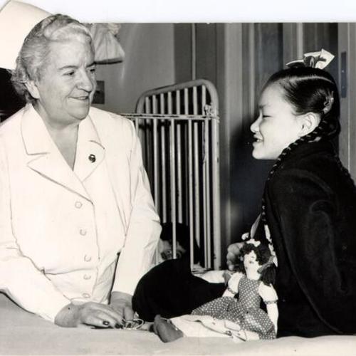 [Nurse Anne N. Foye speaking to patient Evelyn Hoey in the Tubercular Unit at San Francisco Hospital]