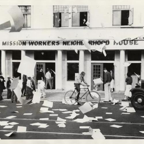 [Crowd of anti-communists raiding the Mission Workers Neighborhood House at 741 Valencia Street]