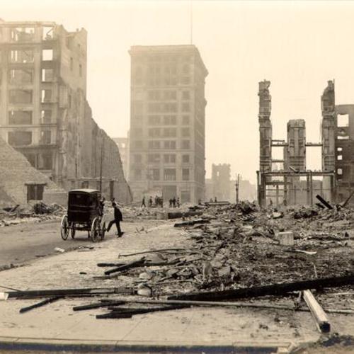 [View of ruins caused by the earthquake and fire of 1906, looking up Grant Avenue from Market Street]