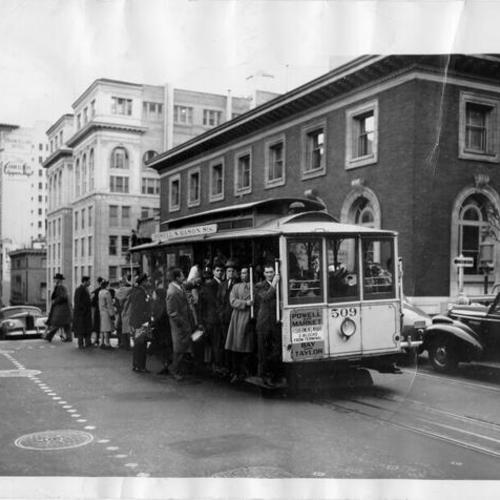 [Powell Street cable car on Nob Hill]