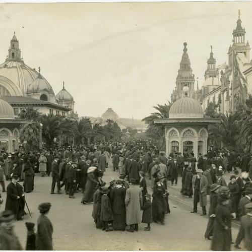 [Crowds walking through Avenue of Palms at the Panama-Pacific International Exposition]