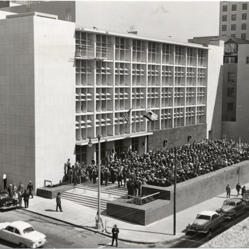 [Crowd at opening of Hastings Law School at McAllister and Hyde streets]