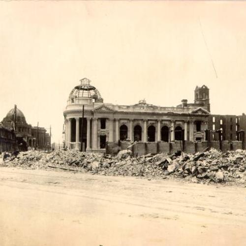 [Hibernia Bank, surrounded by ruins of other buildings destroyed in the earthquake and fire of 1906]