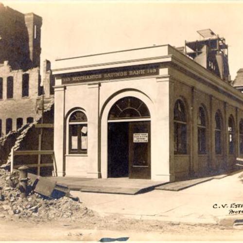 [The Mechanics Savings Bank, at the corner of of Montgomery and Bush, after the 1906 earthquake]
