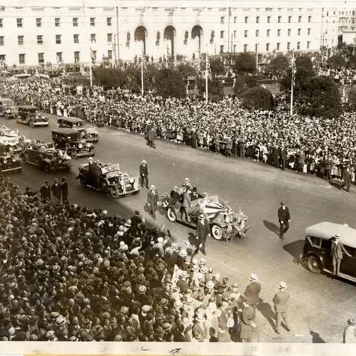 [Crowd greeting President Herbert Hoover as his motor calvalcade drives through Civic Center]