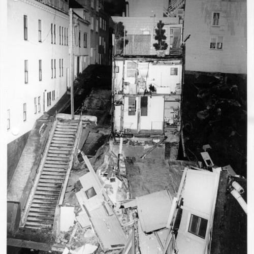 [Collapsed building at Grant and Lombard streets on Telegraph Hill]