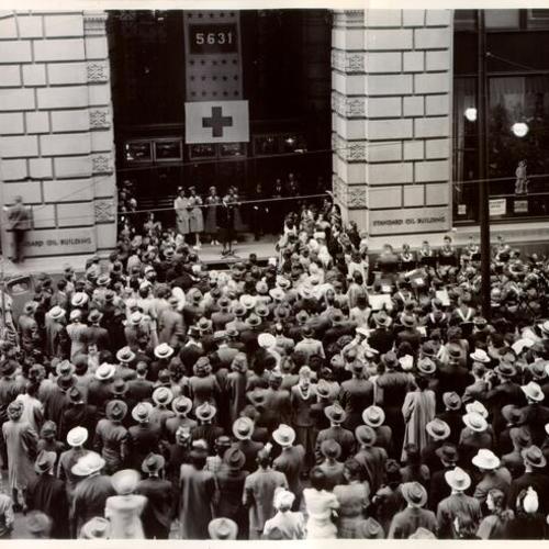 [Employees of the Standard Oil Company assembled in front of the company's office building at 225 Bush Street for a blood donor rally]