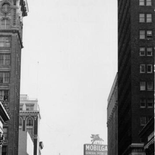 [Steeplejack, Ralph Clark, standing on the roof of the Balfour building on California street]